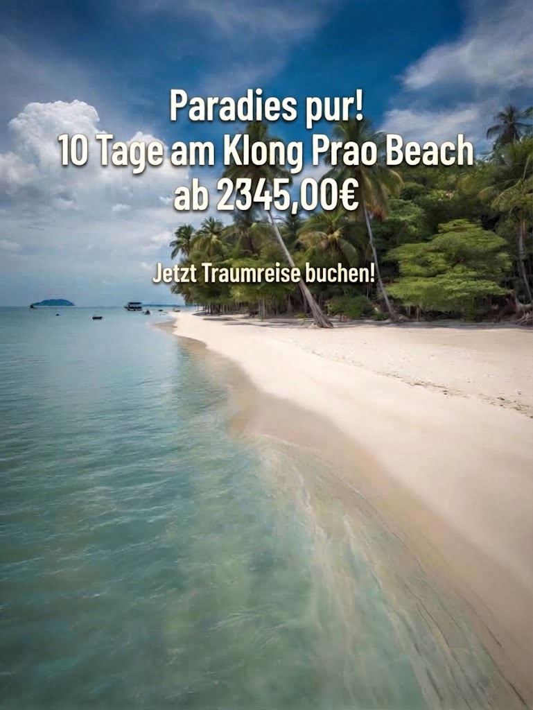 dyllisches Foto eines tropischen Strandes auf Koh Chang, Thailand, mit weißem Sand und klarem, türkisfarbenem Wasser. Im Hintergrund erstreckt sich eine dichte Reihe von Palmen und bewaldeten Hügeln unter einem dramatischen, wolkigen blauen Himmel. Im oberen Teil des Bildes befindet sich ein gut lesbarer, weißer Text, der den genauen Slogan enthält: 'Paradies pur! 10 Tage am Klong Prao Beach ab 2345,00€. Jetzt Traumreise buchen!'. Ein paar kleine Boote sind in der Ferne auf dem Wasser zu sehen.