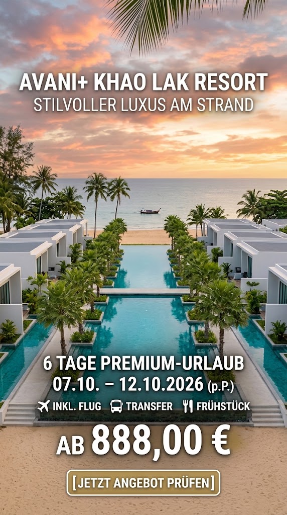 Ein vertikales Werbebild, das eine luxuriöse Ansicht des AVANI+ Khao Lak Resorts bei Sonnenuntergang zeigt. Ein langer Infinity-Pool ist von modernen, weißen Bungalows und Palmen gesäumt und führt direkt zum Strand und Meer mit einem thailändischen Longtail-Boot. Text-Overlays im Himmel lauten "AVANI+ KHAO LAK RESORT" und "STILVOLLER LUXUS AM STRAND". In der Mitte stehen die Angebotsdetails: "6 TAGE PREMIUM-URLAUB", "07.10. – 12.10.2026 (p.P.)", sowie Symbole für "INKL. FLUG", "TRANSFER" und "FRÜHSTÜCK". Ein prominentes Preisschild unten nennt den Preis "AB 888,00 €". Ein Call-to-Action-Button am unteren Rand lautet "[JETZT ANGEBOT PRÜFEN]".
