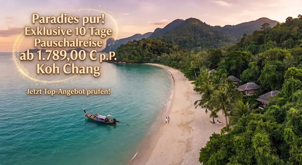 Eine Luftaufnahme einer malerischen thailändischen Strandbucht bei Sonnenuntergang mit klarem türkisfarbenem Wasser, einem goldenen Sandstrand und dichten, grünen Dschungelhügeln im Hintergrund. Ein traditionelles Longtail-Boot ankert im Wasser und eine winzige Person geht am Ufer entlang. Mehrere rustikale Holzbungalows sind unter Palmen im Wald versteckt. Oben links befindet sich ein goldener Glitzerkreis mit dem Text: 'Paradies pur! Exklusive 10 Tage Pauschalreise ab 1.789,00 € p.P. Koh Chang'. Unten links steht der Text: 'Jetzt Top-Angebot prüfen!'.