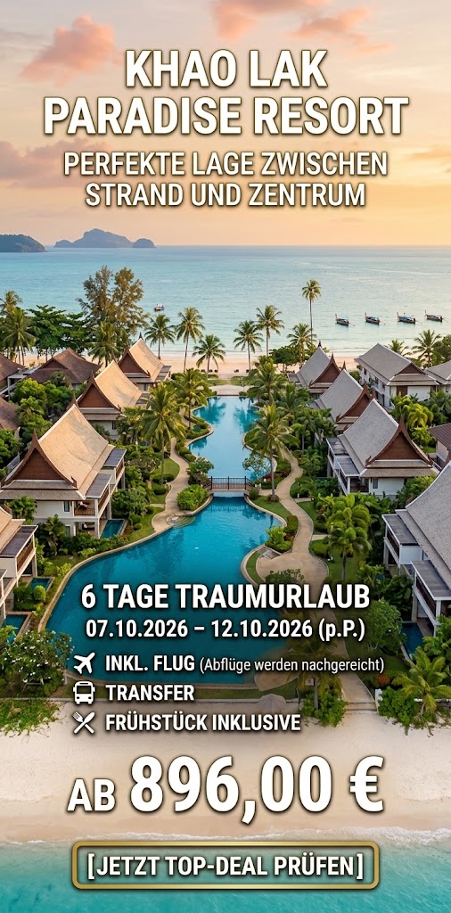 Ein vertikales Werbebild für das Khao Lak Paradise Resort bei Sonnenuntergang. Die Luftaufnahme zeigt eine tropische Hotelanlage im thailändischen Stil mit einer geschwungenen Poollandschaft, die direkt an einen Sandstrand und das Meer mit Longtail-Booten grenzt. Im oberen Bereich steht der Text „KHAO LAK PARADISE RESORT“ und „PERFEKTE LAGE ZWISCHEN STRAND UND ZENTRUM“. In der Bildmitte sind die Angebotsdaten platziert: „6 TAGE TRAUMURLAUB“, das Datum „07.10.2026 – 12.10.2026 (p.P.)“ sowie Hinweise auf „INKL. FLUG“, „TRANSFER“ und „FRÜHSTÜCK INKLUSIVE“. Im unteren Bildbereich auf dem Sandstrand wird der Preis prominent mit „AB 896,00 €“ hervorgehoben, abgeschlossen durch einen Button mit „[JETZT TOP-DEAL PRÜFEN]“.