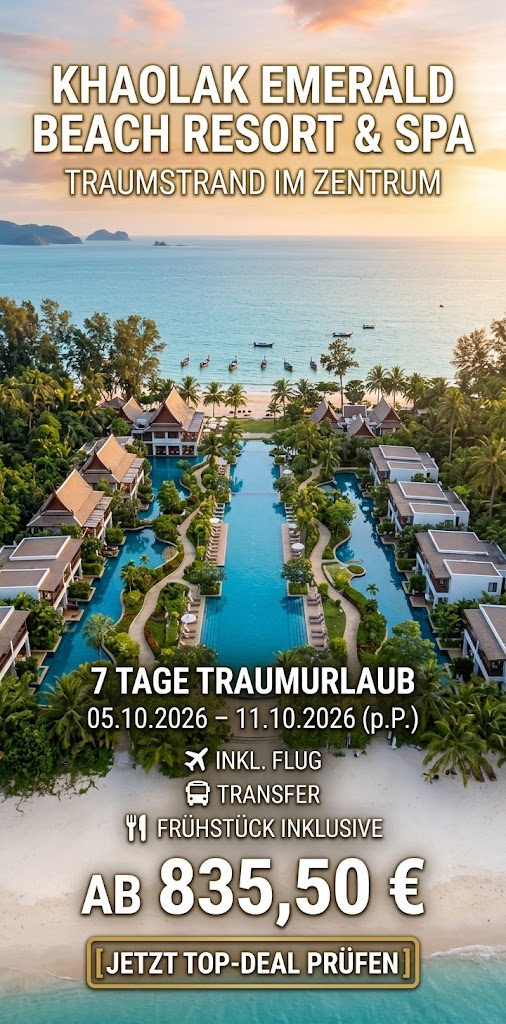 Ein vertikales Werbeplakat für ein luxuriöses thailändisches Resort in Khao Lak bei Sonnenuntergang, das eine weitläufige Poollandschaft zeigt, die sich durch das Resort mit Palmen und traditionellen Gebäuden bis hin zu einem Sandstrand und türkisfarbenem Meer mit Longtail-Booten erstreckt.