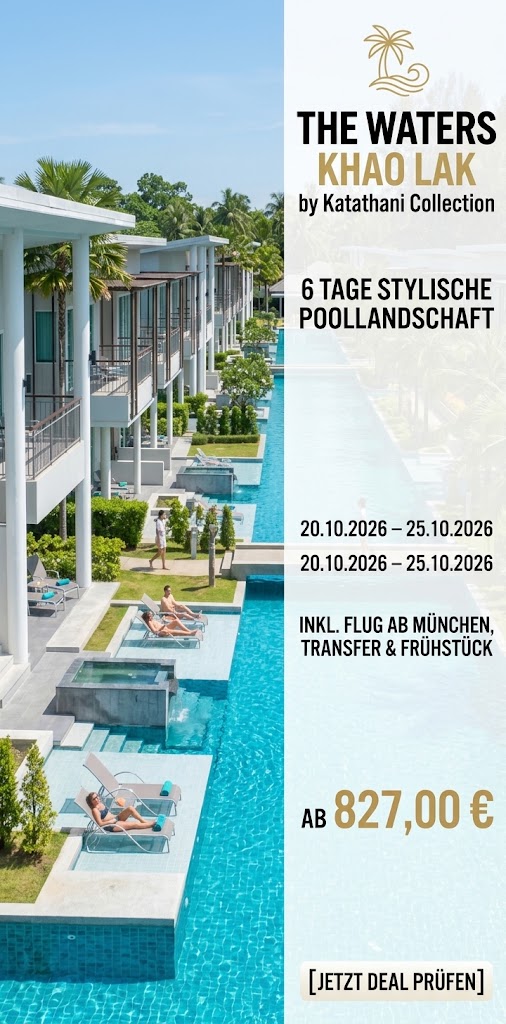 Ein hochformatiges, zweigeteiltes Werbebild. Die linke Bildhälfte zeigt eine Fotografie der modernen Hotelanlage bei sonnigem Wetter. Zu sehen sind weiße, mehrstöckige Hotelgebäude, die direkt an eine sehr lange, leuchtend blaue Poollandschaft grenzen. Im und am Wasser entspannen Gäste auf Sonnenliegen. Auf der rechten Bildhälfte befindet sich ein weißer Textbereich mit schwarzer und goldener Schrift. Oben steht neben einem kleinen Palmen-Logo "THE WATERS KHAO LAK by Katathani Collection". Darunter werden die Angebotsdetails gelistet: "6 TAGE STYLISCHE POOLLANDSCHAFT", das Reisedatum "20.10.2026 – 25.10.2026" sowie "INKL. FLUG AB MÜNCHEN, TRANSFER & FRÜHSTÜCK". Im unteren rechten Bereich ist groß der Preis "AB 827,00 €" abgebildet, darunter befindet sich ein Button mit dem Text "[JETZT DEAL PRÜFEN]".