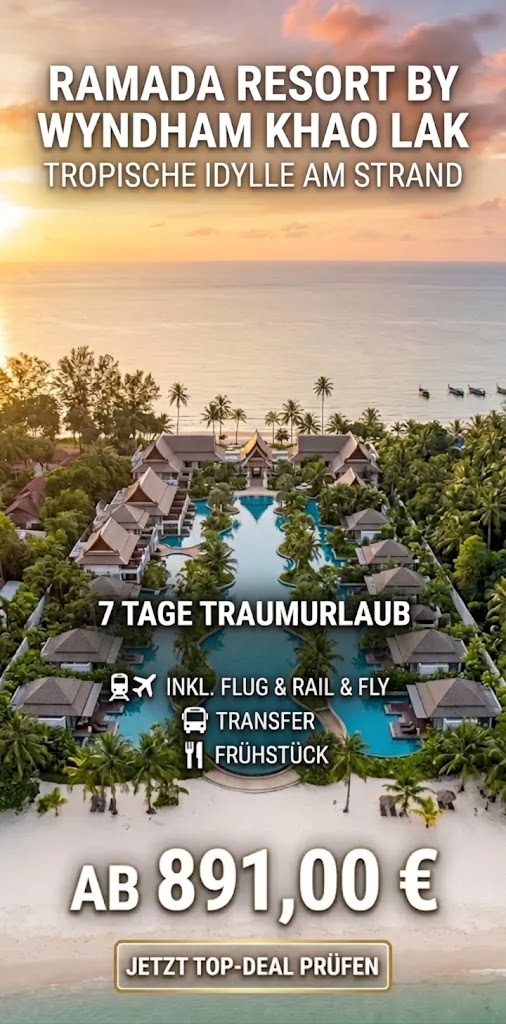 Werbeplakat für einen Urlaub im "RAMADA RESORT BY WYNDHAM KHAO LAK", beschrieben als "TROPISCHE IDYLLE AM STRAND". Das Bild ist eine Luftaufnahme, die einen langen Swimmingpool zeigt, der sich durch Villen im thailändischen Stil direkt zum Meer erstreckt, umgeben von Palmen bei Sonnenuntergang. Der Text in der Mitte kündigt "7 TAGE TRAUMURLAUB" an, mit Details wie "INKL. FLUG & RAIL & FLY", "TRANSFER" und "FRÜHSTÜCK". Unten steht der Preis "AB 891,00 €", gefolgt von einem Call-to-Action-Button "[JETZT TOP-DEAL PRÜFEN]".