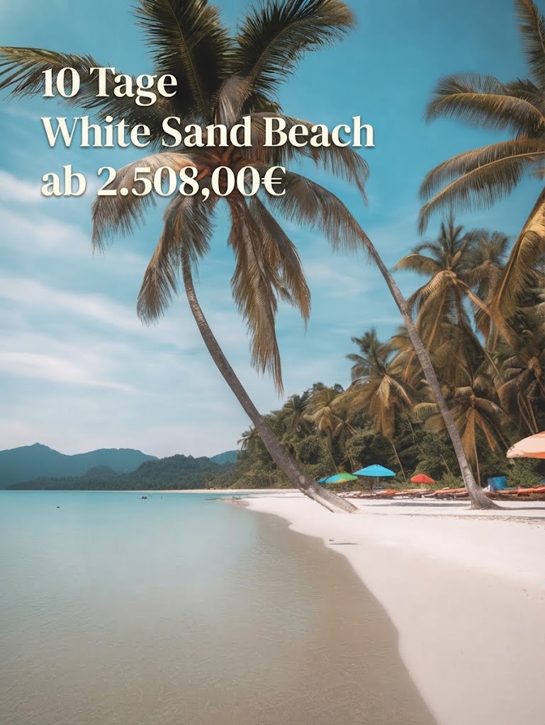 Idyllisches Foto eines tropischen Strandes auf Koh Chang, Thailand, mit weißem Sand und klarem türkisfarbenem Wasser. Mehrere Palmen, darunter eine markante schräge Palme im Vordergrund, säumen den Strand. Im Hintergrund sind bewaldete Berge zu sehen. Bunte Sonnenschirme und Strandliegen stehen bereit. Im oberen linken Teil befindet sich ein weißer, geschwungener Text mit dem Slogan: '10 Tage White Sand Beach ab 2.508,00 €'.