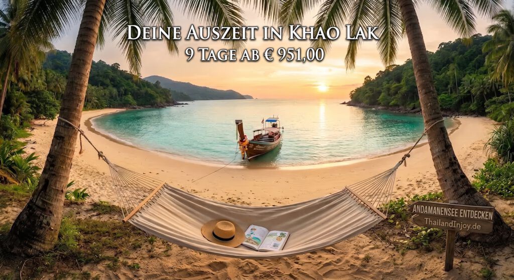 Eine weite, malerische Aufnahme eines Sonnenuntergangs an einer thailändischen Bucht in Khao Lak. Im Vordergrund hängt eine beige Hängematte zwischen zwei Palmen, in der ein Strohhut und ein offenes Buch liegen. Der Blick geht über einen leeren Sandstrand auf das türkisfarbene Meer, wo ein traditionelles Longtail-Boot vor einer bewaldeten Insel liegt. Oben im Himmel ist der Text 'DEINE AUSZEIT IN KHAO LAK' und '9 TAGE AB € 951,00' in weißer Schrift eingefügt. Das Holzschild auf der rechten Seite trägt den Text 'ANDAMANENSEE ENTDECKEN' und darunter 'ThailandInjoy.de'. Das Licht ist warm und golden.