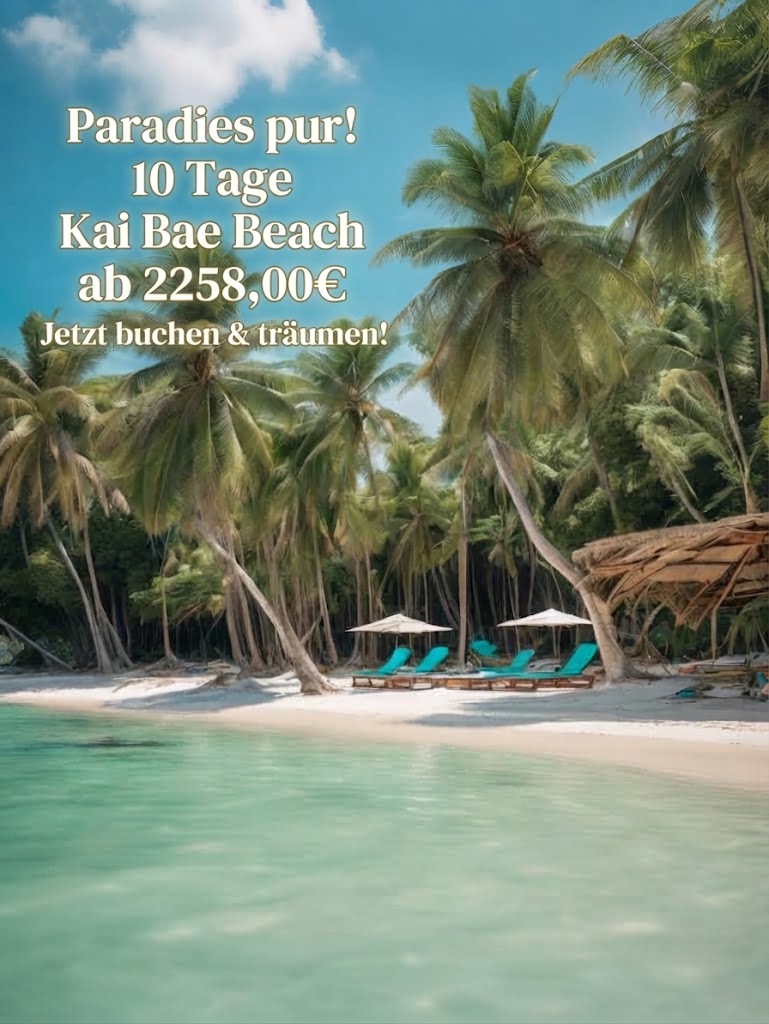Idyllisches Foto eines tropischen Traumstrandes auf Koh Chang, Thailand. Der weiße Sandstrand ist gesäumt von einer dichten Reihe von Kokospalmen, die sich über das türkisblaue Meer neigen. Im Hintergrund stehen einige türkisfarbene Sonnenliegen und Sonnenschirme unter einem einfachen Strohdach. Der Himmel ist strahlend blau mit ein paar weißen Wolken. Im oberen Teil des Bildes befindet sich ein deutlich lesbarer, eleganter weißer Text, der den Slogan und die Angebotsdetails enthält: 'Paradies pur! 10 Tage Kai Bae Beach ab 2258,00€. Jetzt buchen & träumen!'.