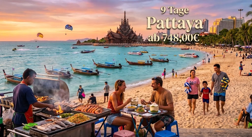 Ein farbenfrohes Sonnenuntergangspanorama am Strand von Pattaya, Thailand. Im Vordergrund bereitet ein Streetfood-Händler frische Meeresfrüchte zu, während ein glückliches Paar an einem kleinen Tisch sitzt und thailändische Gerichte genießt. Der Strand ist belebt mit Menschen, traditionellen Longtail-Booten und Schnellbooten. Im Hintergrund thront das markante Sanctuary of Truth Holztempel. Ein Text-Overlay im oberen rechten Bereich des Bildes wirbt mit dem Angebot „9 Tage Pattaya ab 748,00€“.