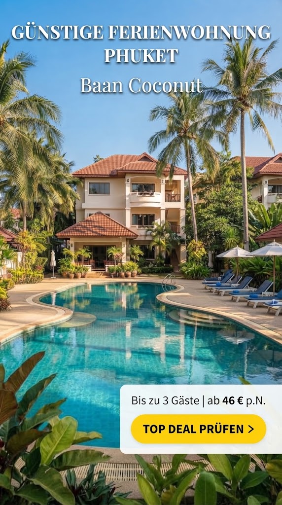 Vertikale Werbegrafik für die Ferienwohnung "Baan Coconut" am Bang Tao Beach in Phuket, Thailand. Das Foto zeigt ein gemütliches tropisches Resort mit einem einladenden Gemeinschaftspool, Liegen und Palmen unter strahlend blauem Himmel.