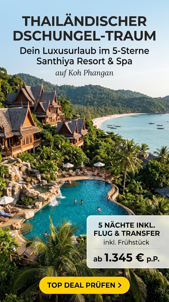 Werbegrafik im Hochformat für das 5-Sterne Santhiya Koh Phangan Resort & Spa. Das Foto zeigt eine luxuriöse Hotelanlage mit traditionellen, kunstvollen thailändischen Holzgebäuden, die an einem dicht bewachsenen, tropischen Hang liegen. Im Vordergrund erstreckt sich eine geschwungene Poollandschaft mit Felsen und einem Wasserfall. Im Hintergrund blickt man auf eine idyllische Bucht mit weißem Sandstrand und türkisblauem Meer. Im oberen Bereich steht der Text: "THAILÄNDISCHER DSCHUNGEL-TRAUM – Dein Luxusurlaub im 5-Sterne Santhiya Resort & Spa auf Koh Phangan". Unten rechts befindet sich ein heller Kasten mit der Aufschrift: "5 NÄCHTE INKL. FLUG & TRANSFER inkl. Frühstück ab 1.345 € p.P." und ein gelber Call-to-Action-Button mit "TOP DEAL PRÜFEN >".