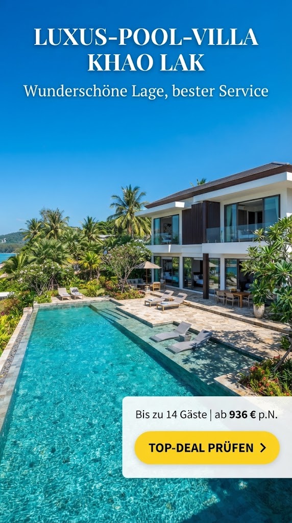 Vertikale Werbegrafik für eine luxuriöse Pool-Villa in Khao Lak, Thailand. Das Foto zeigt eine moderne, elegante Villa mit einem großen, kristallklaren privaten Swimmingpool, umgeben von tropischen Palmen und strahlend blauem Himmel.