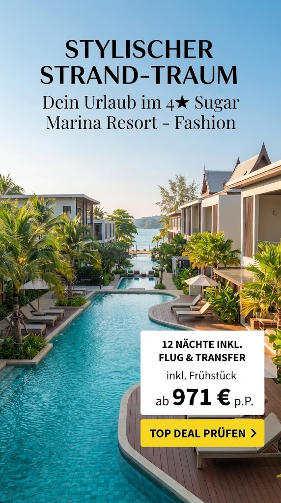 Werbegrafik im Hochformat für das 4-Sterne Sugar Marina Resort - Fashion in Phuket, Thailand. Das Foto zeigt eine moderne, minimalistische Hotelanlage, bei der sich ein einladender, türkisblauer Pool durch die tropisch bepflanzte Anlage mit Sonnenliegen schlängelt. Im oberen Bereich steht der Text: "STYLISCHER STRAND-TRAUM – Dein Urlaub im 4★ Sugar Marina Resort - Fashion". Unten rechts befindet sich ein heller Kasten mit den Details: "12 NÄCHTE INKL. FLUG & TRANSFER, inkl. Frühstück, ab 971 € p.P." sowie ein auffälliger gelber Call-to-Action-Button mit "TOP DEAL PRÜFEN >".
