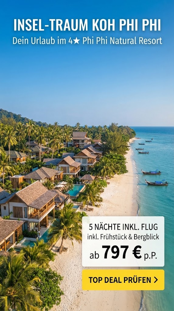 Werbegrafik im Hochformat für das 4-Sterne Phi Phi Natural Resort auf Ko Phi Phi Don, Thailand. Das Foto zeigt die im modernen Insel-Stil angelegte Hotelanlage direkt am sandigen Strand von Laem Tong unter blauem Himmel. Im oberen Bereich steht der Text: "INSEL-TRAUM KOH PHI PHI – Dein Urlaub im 4-Sterne Phi Phi Natural Resort". Unten rechts befindet sich ein heller Kasten mit den Details: "5 NÄCHTE INKL. FLUG, inkl. Frühstück & Bergblick, ab 797 € p.P." sowie ein gelber Call-to-Action-Button mit "TOP DEAL PRÜFEN >".
