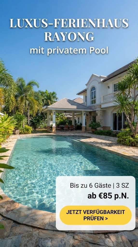 Vertikale Werbegrafik für ein luxuriöses Ferienhaus in Rayong, Thailand. Das Foto zeigt eine elegante Villa mit weißer Fassade und einem großen, einladenden privaten Swimmingpool in einem tropischen Garten mit Palmen unter strahlend blauem Himmel. Im oberen Teil steht der Text: "LUXUS-FERIENHAUS RAYONG mit privatem Pool". Unten rechts befindet sich ein heller Kasten mit den Details: "Bis zu 6 Gäste | 3 SZ"[cite: 1, 2, 3] sowie ein gelber Call-to-Action-Button mit "JETZT VERFÜGBARKEIT PRÜFEN >".