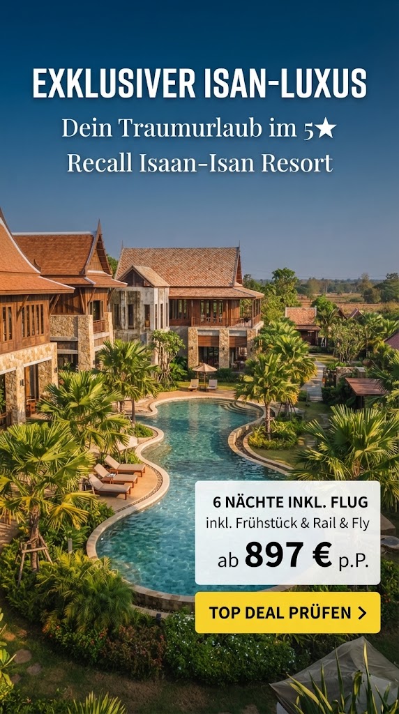 Werbegrafik im Hochformat für das 5-Sterne Recall Isaan-Isan Concept Resort in Nakhon Ratchasima, Thailand. Das Foto zeigt die stilvolle, traditionell inspirierte Architektur des Luxusresorts mit warmen Erdtönen, eingebettet in eine ruhige, grüne Landschaft. Im oberen Bereich steht der Text: "EXKLUSIVER ISAN-LUXUS – Dein Traumurlaub im 5-Sterne Recall Isaan-Isan Resort". Unten rechts befindet sich ein heller Kasten mit den Details: "6 NÄCHTE INKL. FLUG, inkl. Frühstück & Rail & Fly, ab 897 € p.P." sowie ein gelber Call-to-Action-Button mit "TOP DEAL PRÜFEN >".